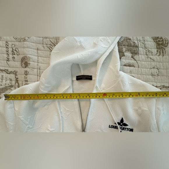 Designer-inspired embossed jogger set (white 2 piece set) (small to medium) - Picture 5 of 11